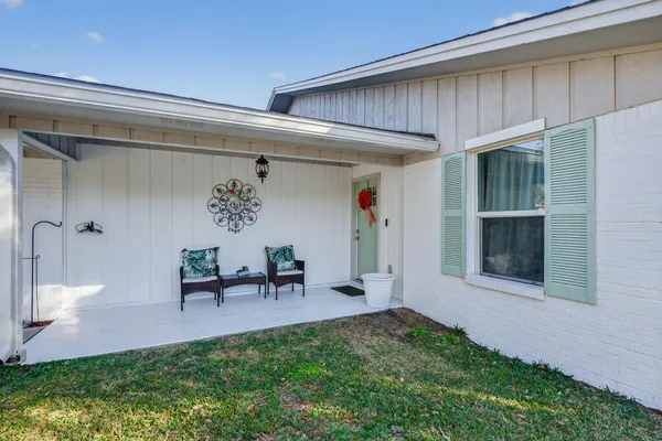 a view of outdoor space yard and porch
