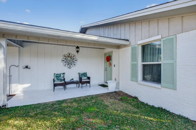 a view of outdoor space yard and porch