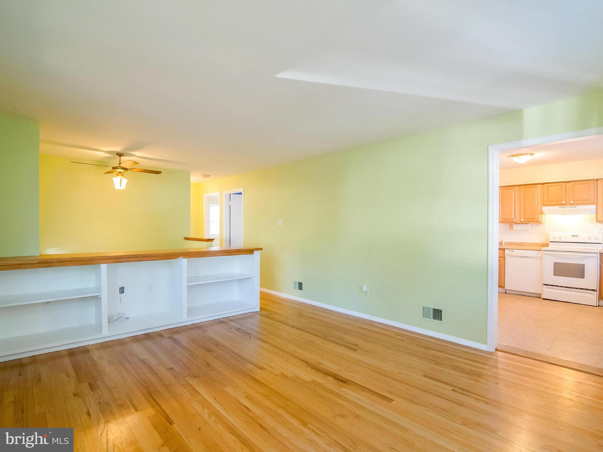 1919 Potomac Road Edgewater, MD 21037 - Photo 5 of 25 Living Room has Built-ins.