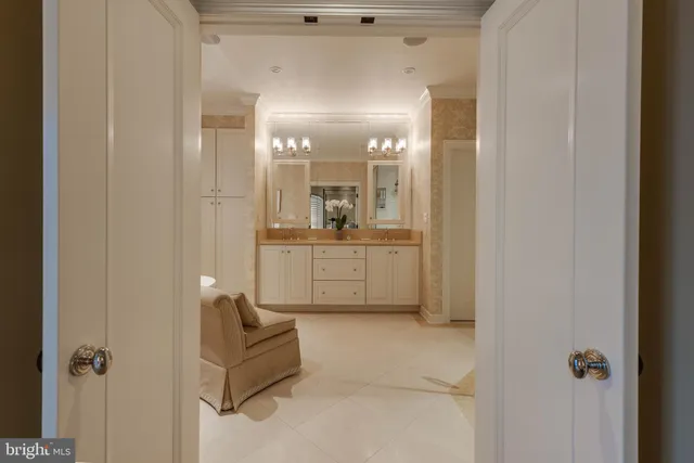 a en suite spacious bathroom with a tub shower and mirror