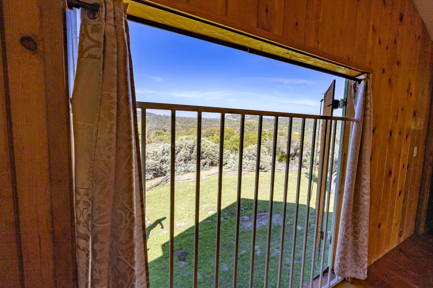 34107 Memory Lane Coarsegold, CA 93614 - Photo 20 of 46 a view of a balcony