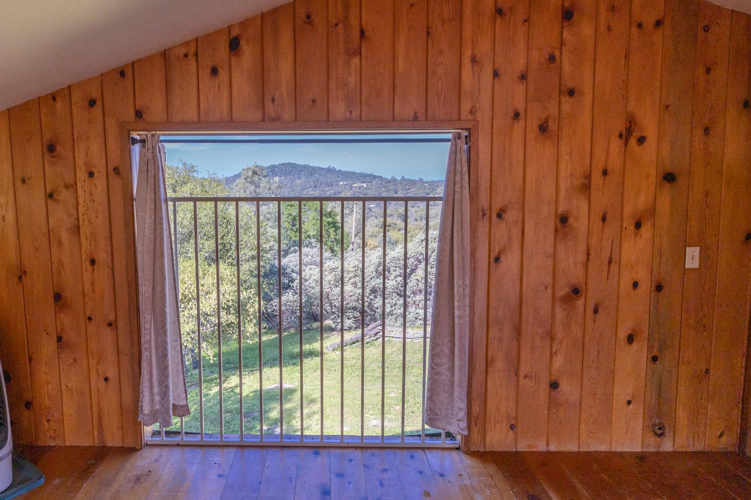34107 Memory Lane Coarsegold, CA 93614 - Photo 21 of 46 a view of a entryway with wooden floor