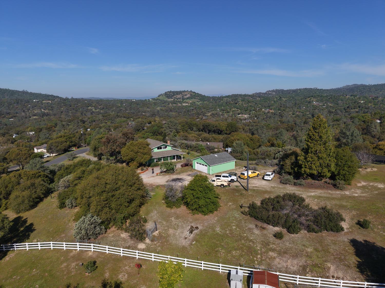 34107 Memory Lane Coarsegold, CA 93614 - Photo 4 of 46 a view of a city