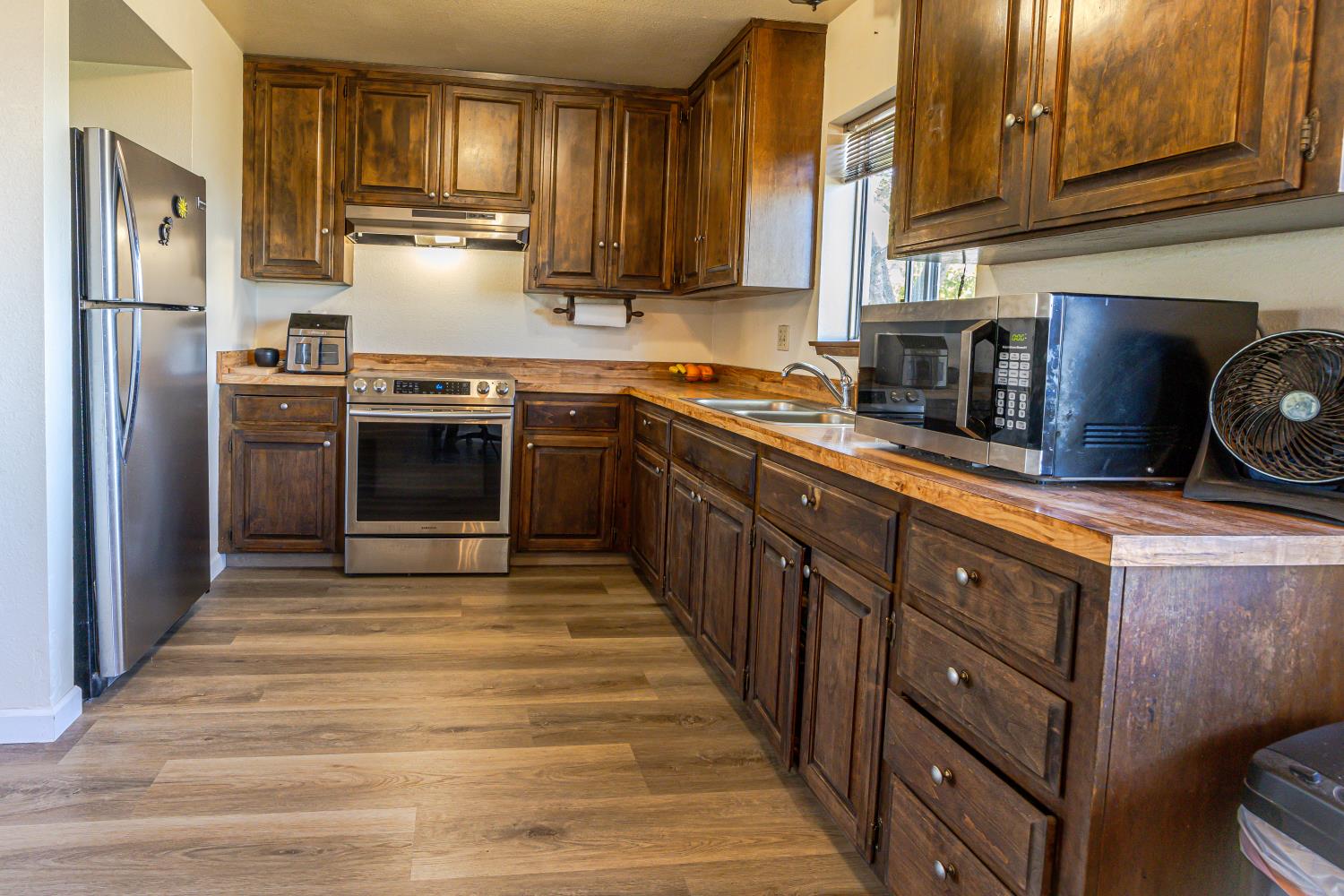 34107 Memory Lane Coarsegold, CA 93614 - Photo 9 of 46 a kitchen with stainless steel appliances granite countertop a refrigerator stove and sink