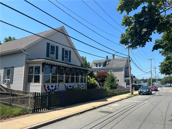 $1,950 | 12 Washington Street, Unit 2, Bristol, RI 02809