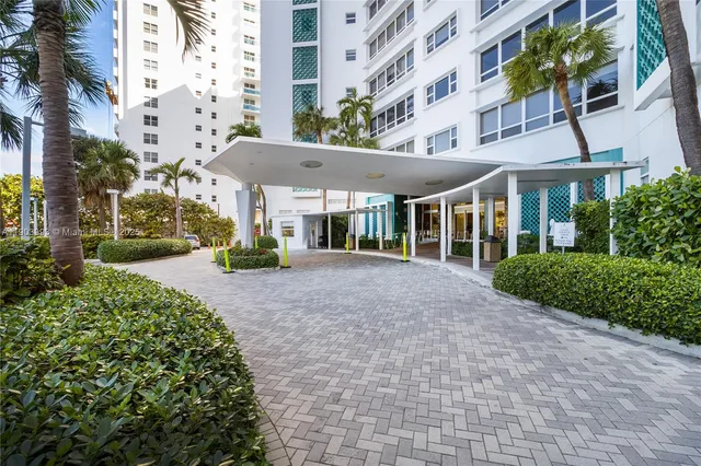 $3,950 | 4925 Collins Avenue, Unit 8F, Miami Beach, FL 33140
