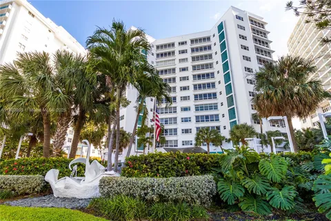$3,950 | 4925 Collins Avenue, Unit 8F, Miami Beach, FL 33140