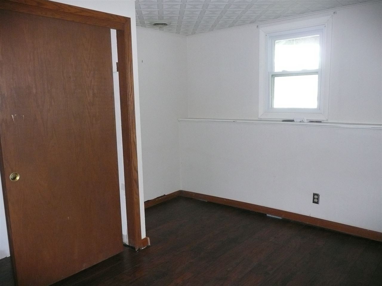 5343 Brookview Road Rockford, IL 61107 - Photo 19 of 22 an empty room with a window
