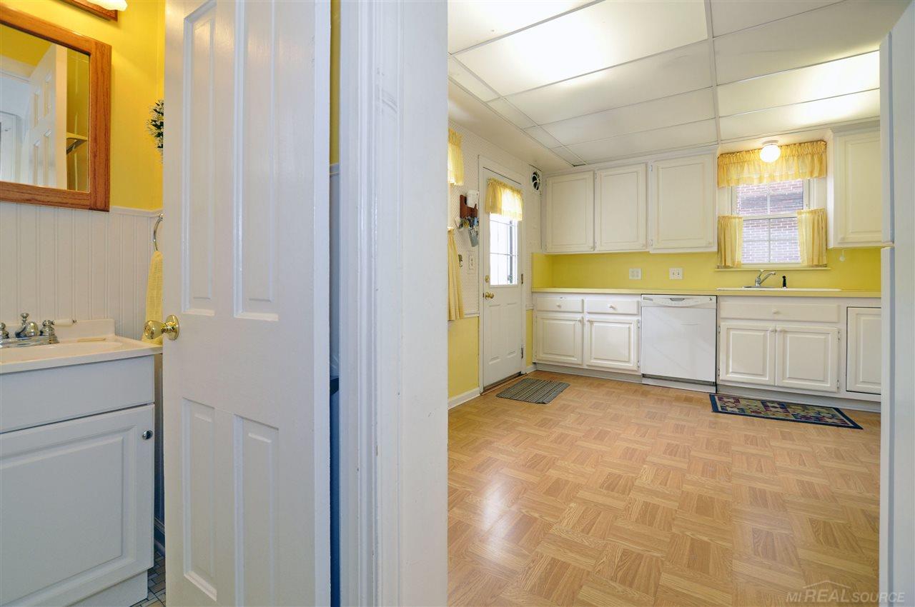 1565 Fairholme Road Grosse Pointe Woods, MI 48236 - Photo 8 of 25