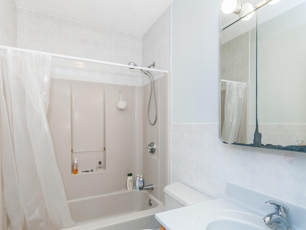 12 Regent Street Cambridge, MA 02140 - Photo 13 of 18 a bathroom with a toilet and a bathtub