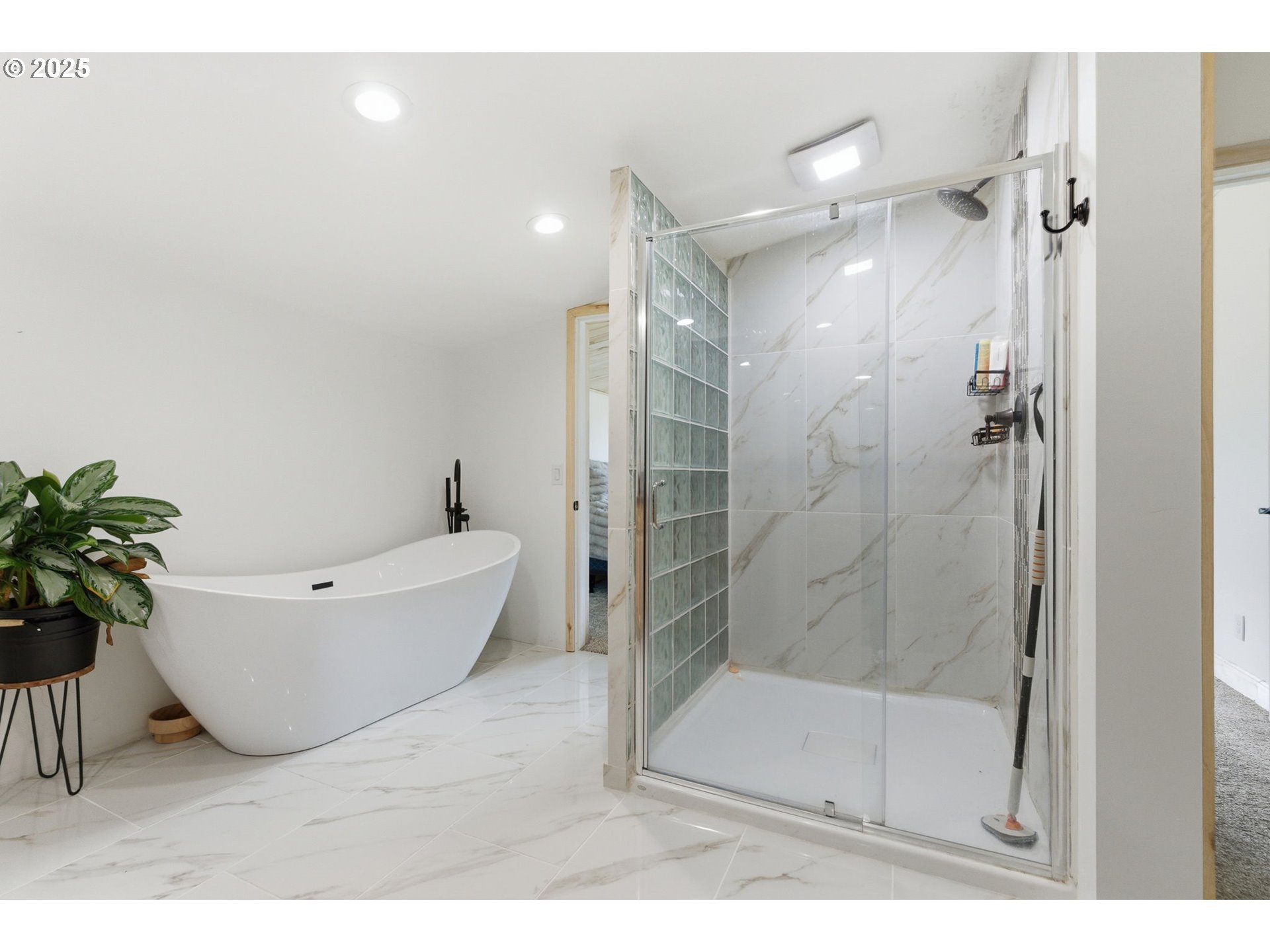 314 East Valley Road Skamokawa, WA 98647 - Photo 20 of 46 a bathroom with a bathtub and shower