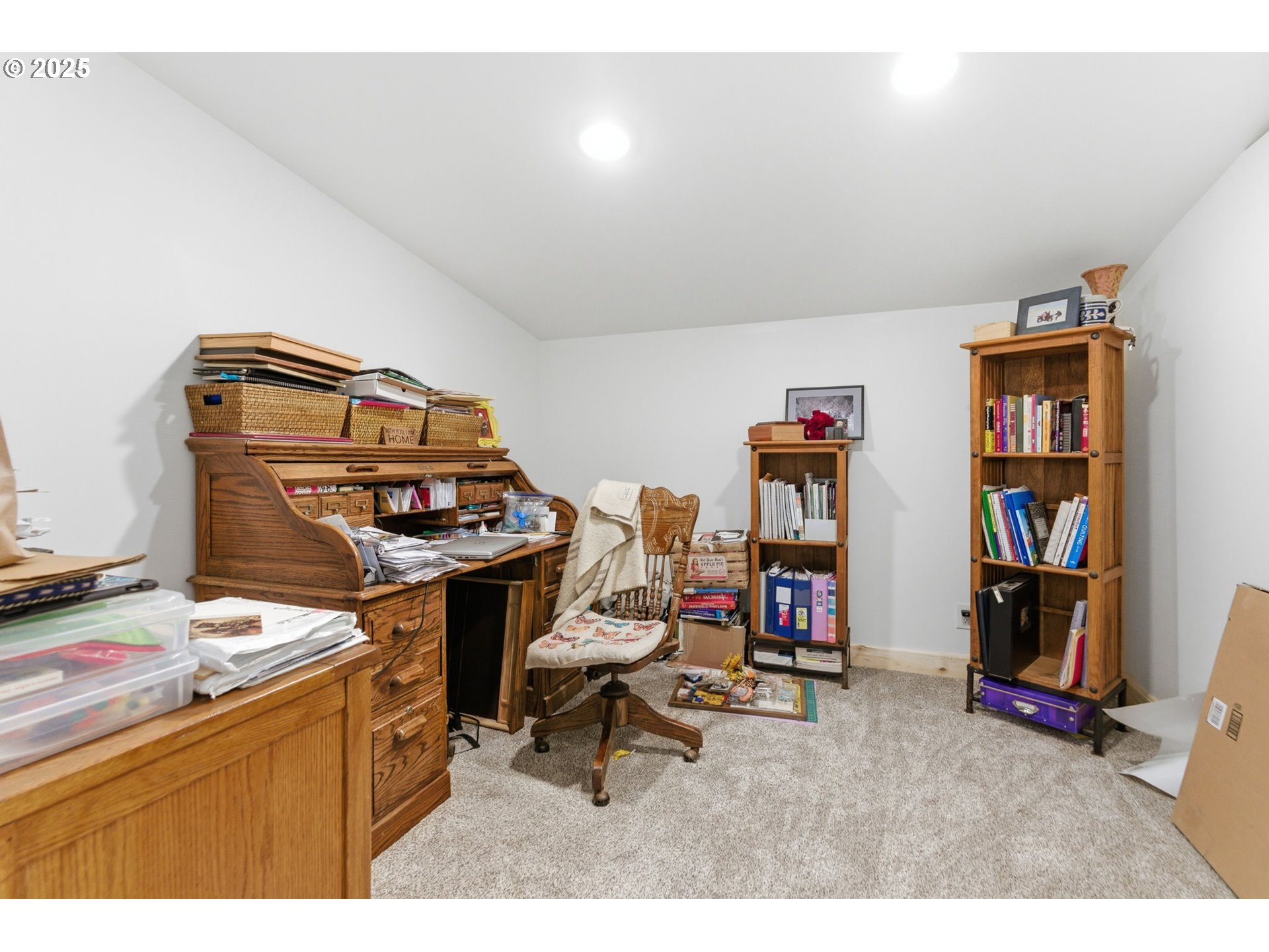 314 East Valley Road Skamokawa, WA 98647 - Photo 25 of 46 a living room with furniture and a book shelf