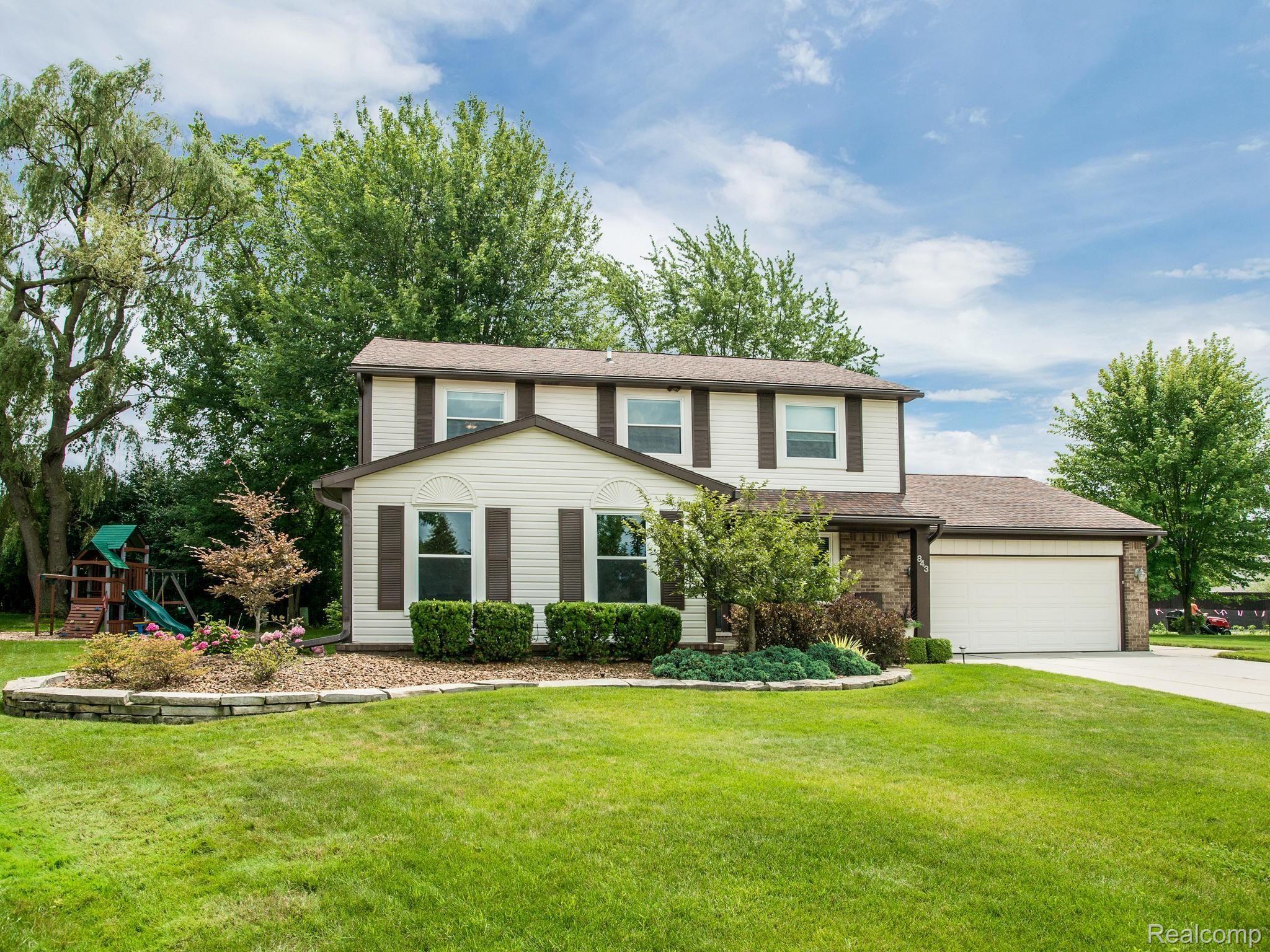 843 Dumont Place Rochester, MI 48307 - Photo 30 of 31 Beautifully landscaped.