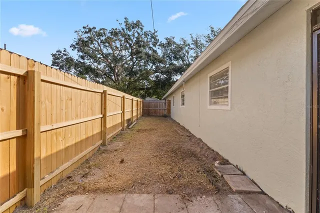 a view of a backyard