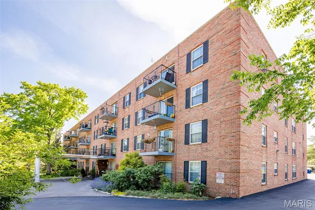 $1,850 | 55 South Gore Avenue, Unit 1H, Webster Groves, MO 63119