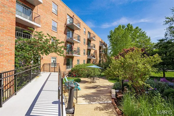 $1,850 | 55 South Gore Avenue, Unit 1H, Webster Groves, MO 63119