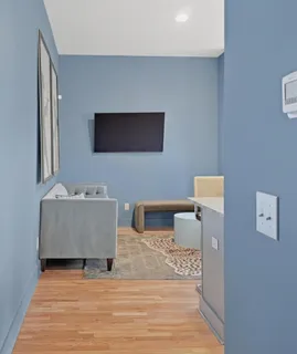 a large kitchen with kitchen island a large island in it