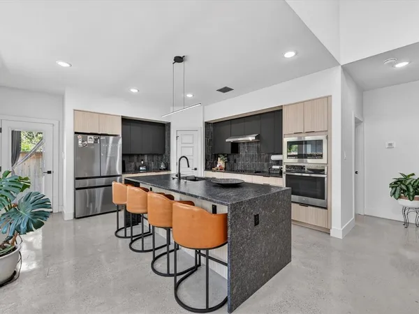 $3,195 | 1941 Glenmore Avenue, Fort Worth, TX 76102