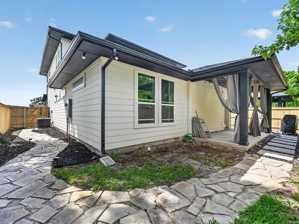 $3,195 | 1941 Glenmore Avenue, Fort Worth, TX 76102