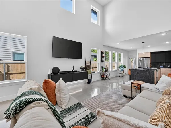 $3,195 | 1941 Glenmore Avenue, Fort Worth, TX 76102