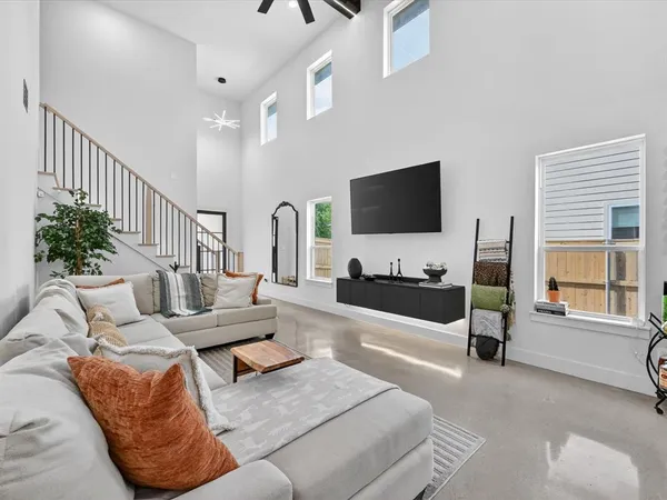 $3,195 | 1941 Glenmore Avenue, Fort Worth, TX 76102