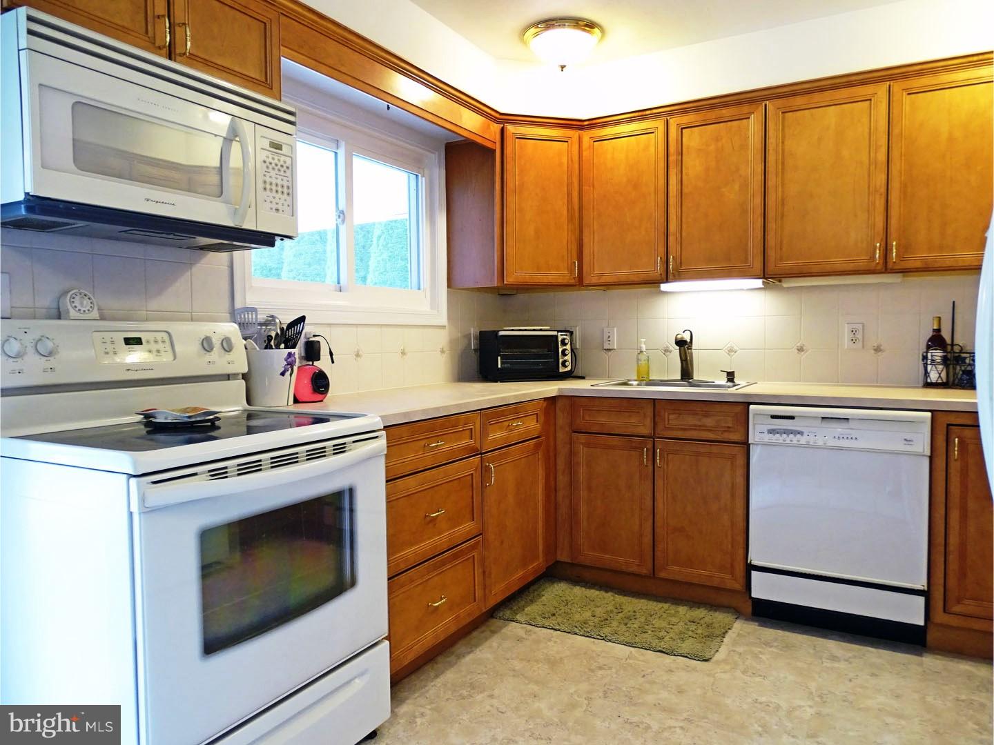 124 Hedge Road Levittown, PA 19056 - Photo 3 of 20 Kitchen