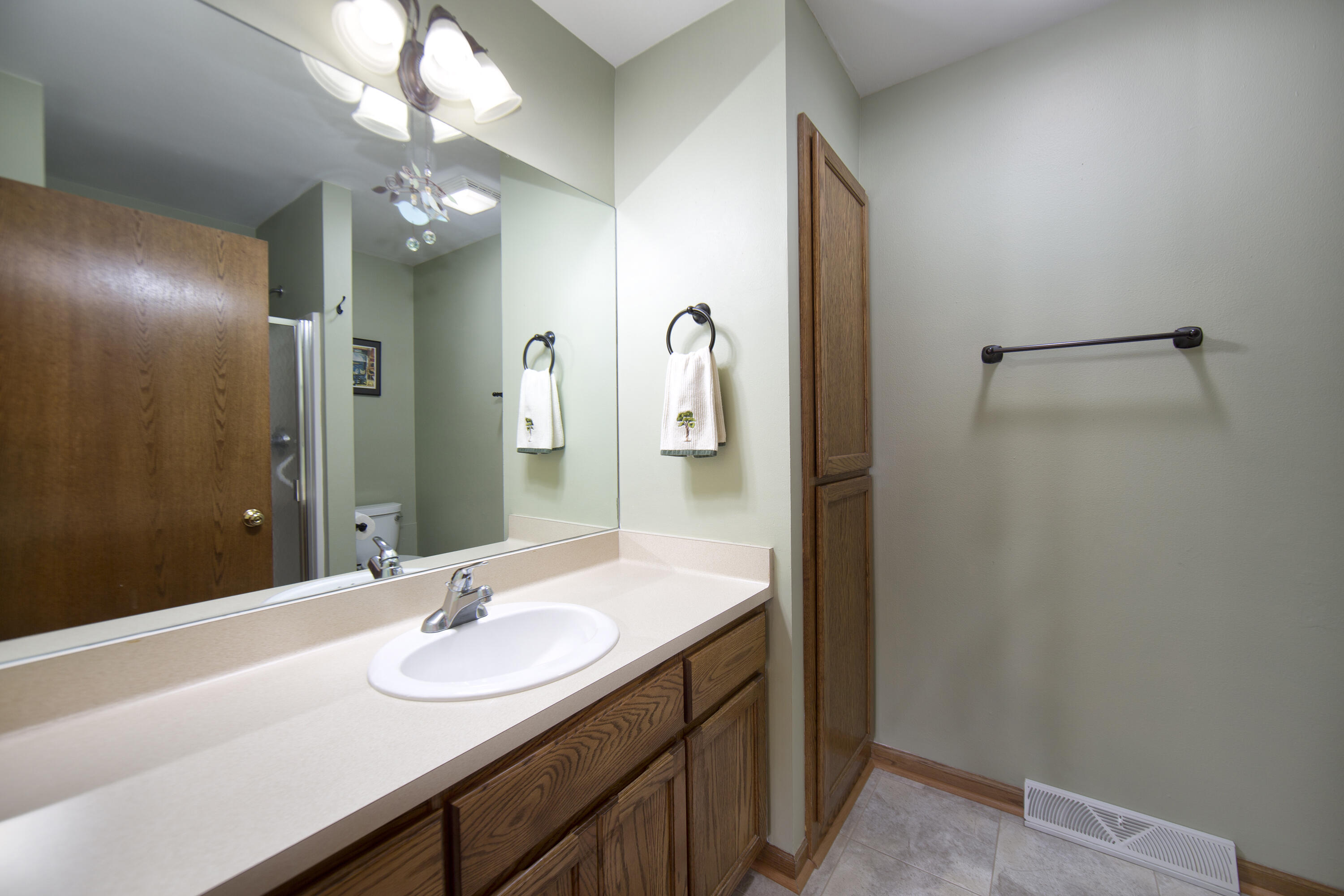 984 Bay View Circle Mukwonago, WI 53149 - Photo 14 of 35 Full Bath