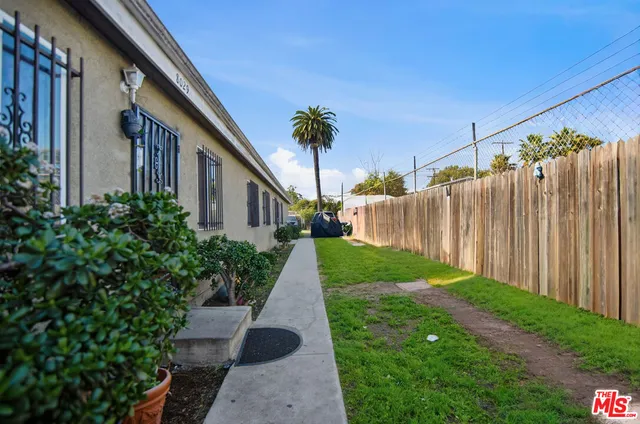 a view of a house with backyard and a garden