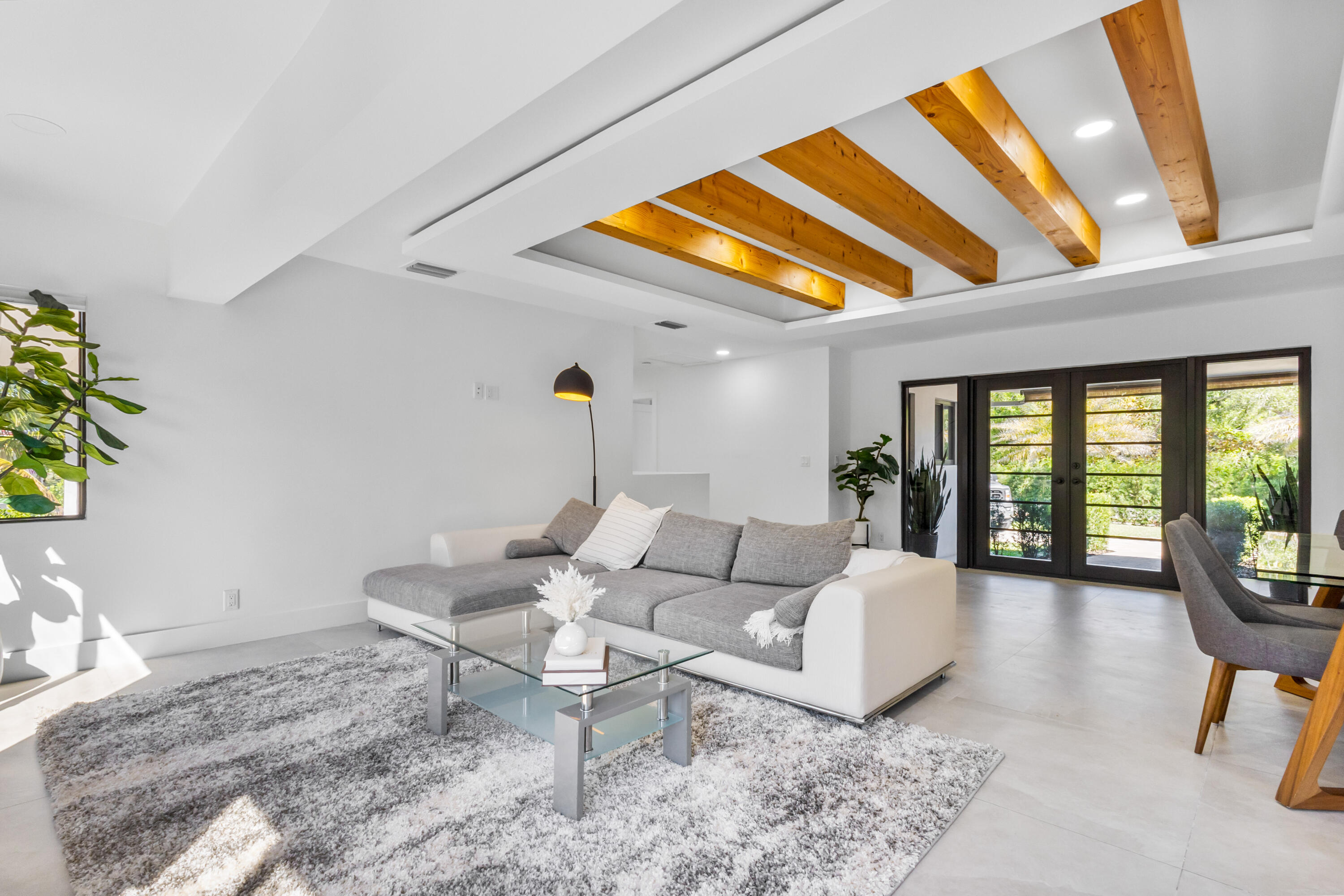501 High Street Boca Raton, FL 33432 - Photo 6 of 27 a living room with furniture and a potted plant