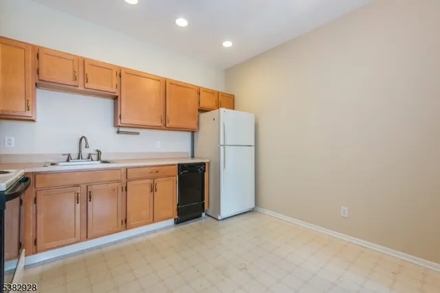 $269,500 | 9302 Richmond Road, Unit 302, West Milford, NJ 07480