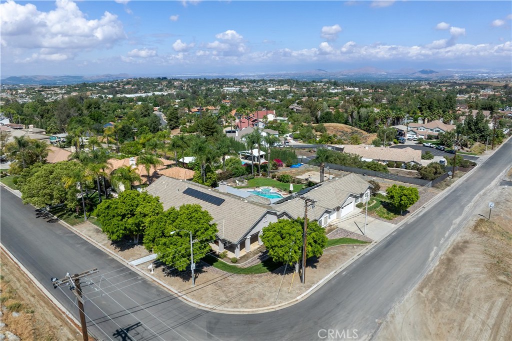 17492 Mariposa Avenue Riverside, CA 92504 - Photo 5 of 43