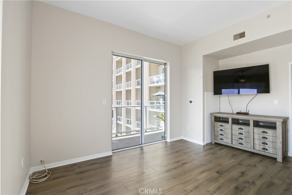 388 East Ocean Boulevard, Unit 302 Long Beach, CA 90802 - Photo 7 of 20 wooden floor and flat screen tv