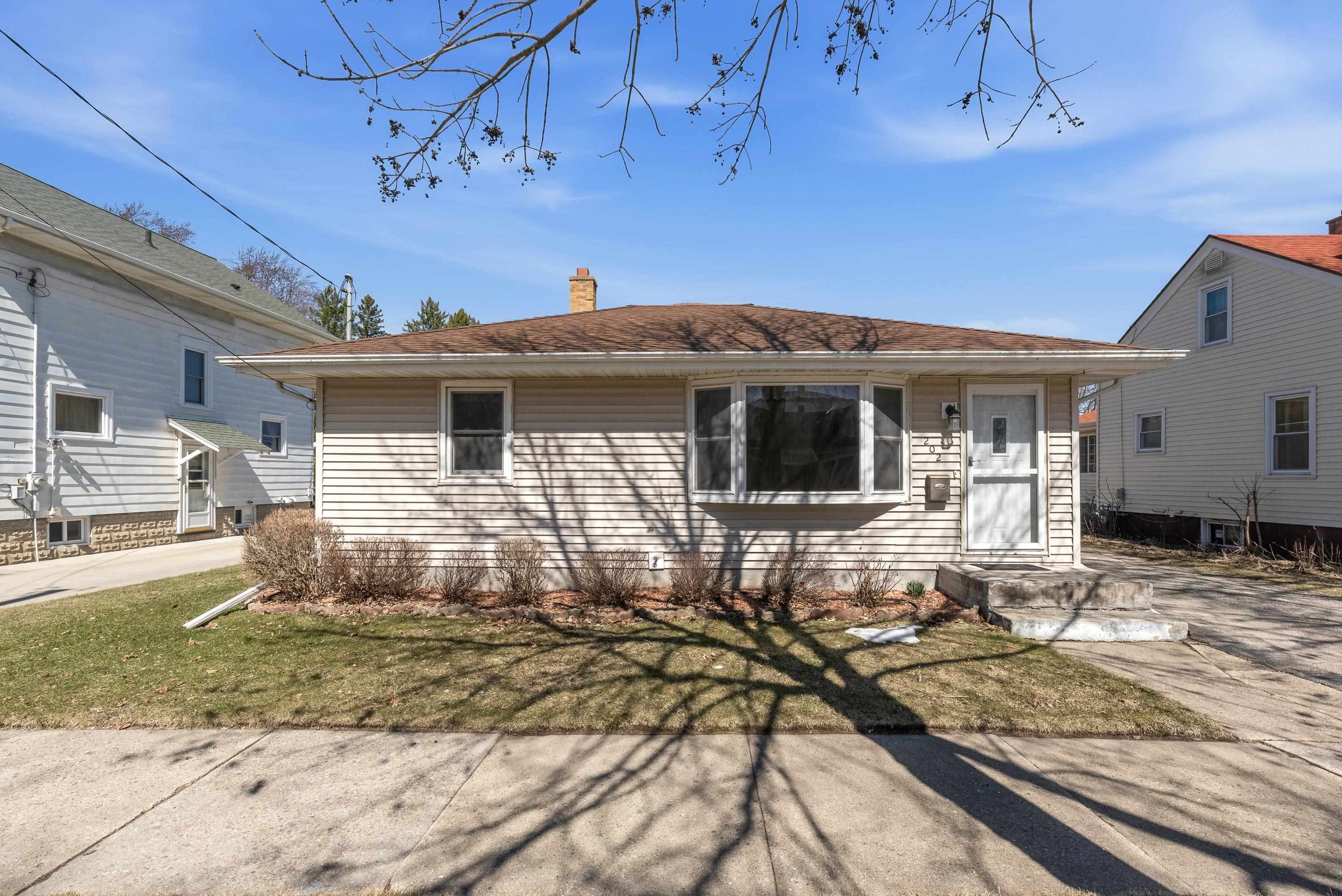 202 Hamilton Street Beaver Dam, WI 53916 - Photo 2 of 29