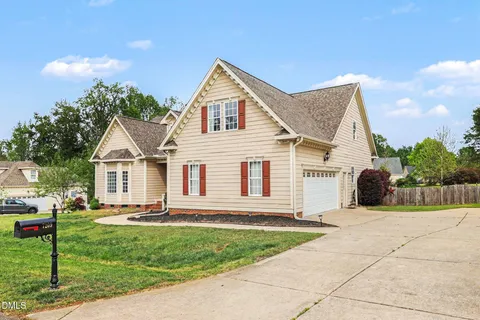 a view of front a house with a yard