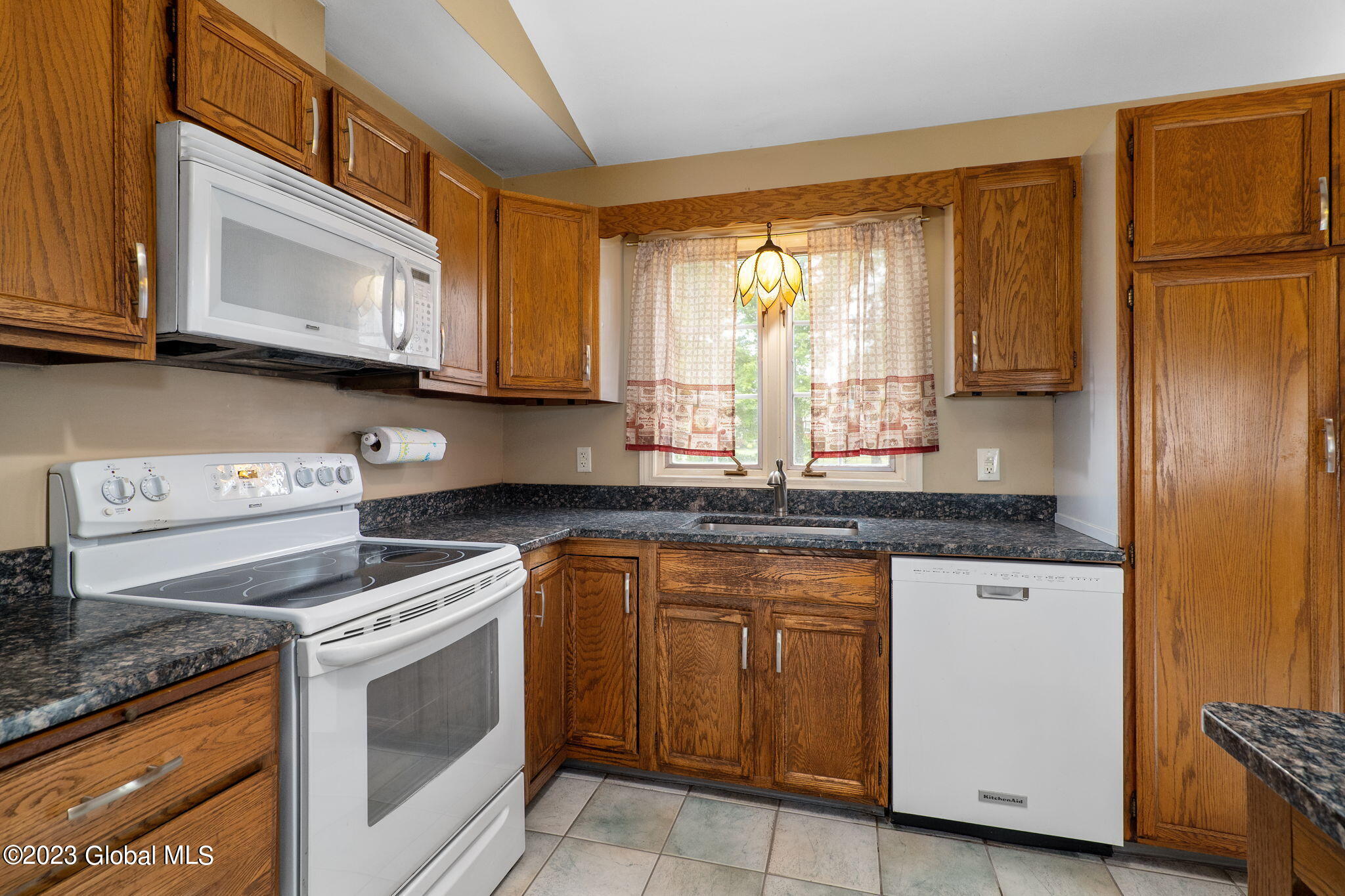 89 Rapple Drive Colonie, NY 12205 - Photo 9 of 37 9-web-or-mls-89RappleDr_09