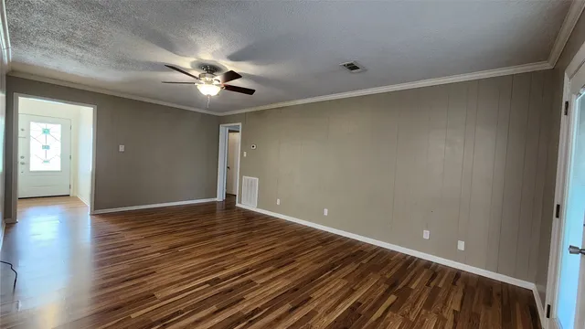 $1,750 | 223 Sycamore Drive, Highlands, TX 77562