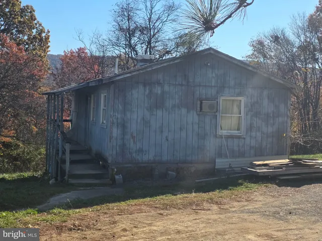 a view of a back yard of the house