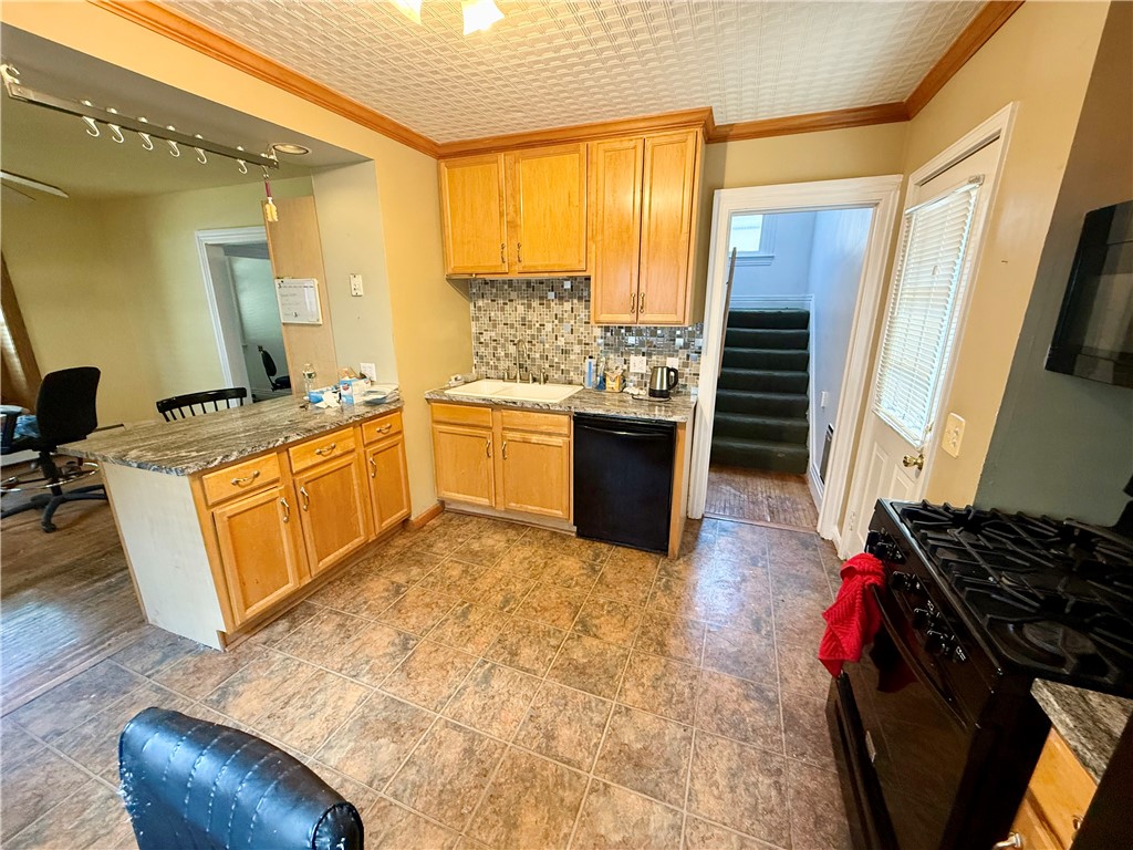 29 Highland Avenue Rochester, NY 14620 - Photo 4 of 10 Gallery Image 4