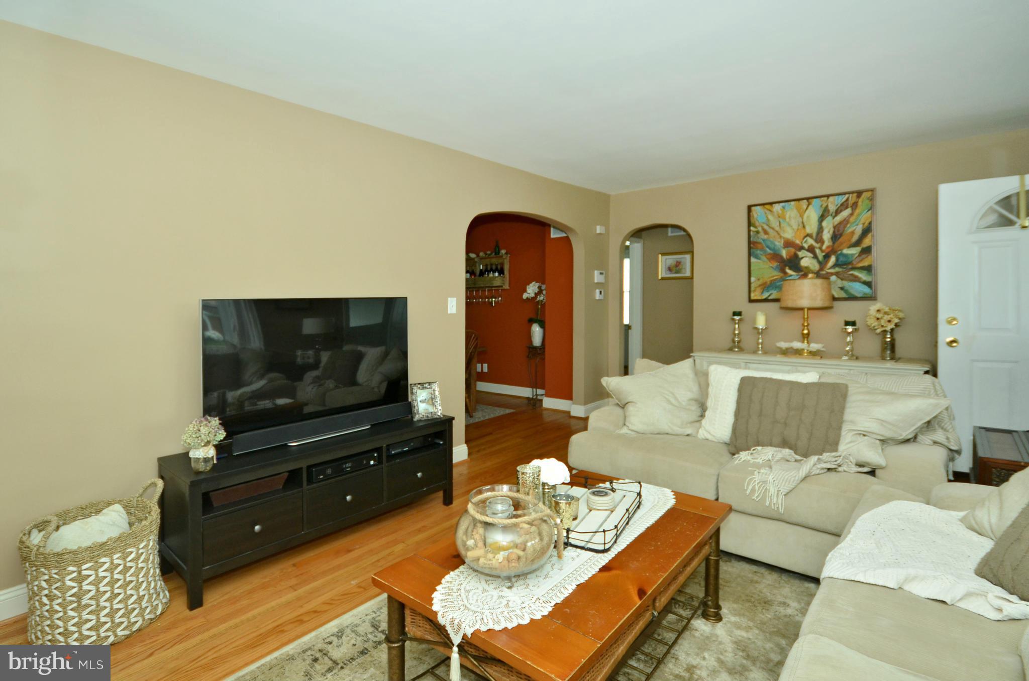 4 Gorsuch Road Lutherville-Timonium, MD 21093 - Photo 6 of 24 LIVING ROOM