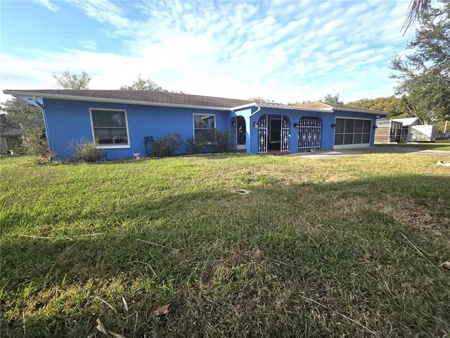 a view of a house with a yard