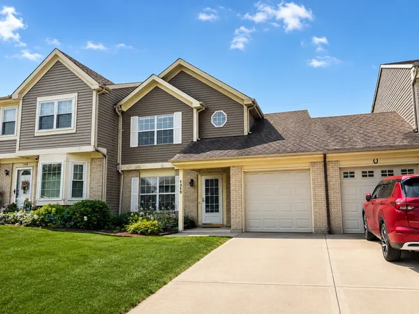 $2,400 | 1310 Oriole Trail, Carol Stream, IL 60188