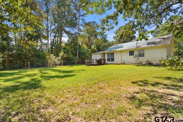 a view of house with a big yard