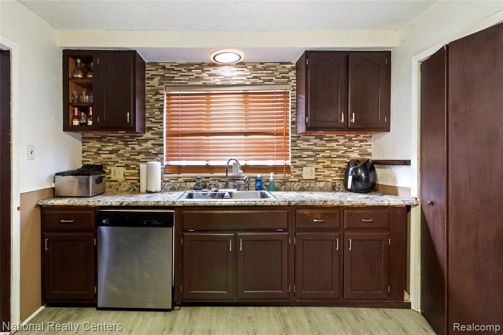 18027 Strathmoor Street Detroit, MI 48235 - Photo 12 of 41 Gallery Image 12