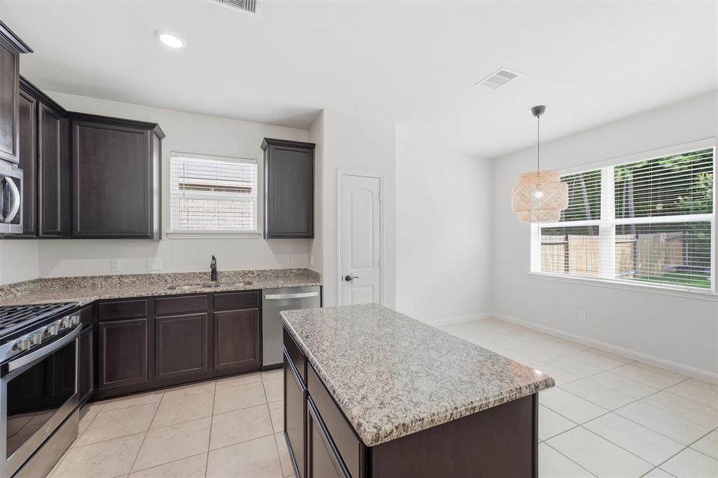 7707 Boulder Sunstone Lane Conroe, TX 77304 - Photo 10 of 26