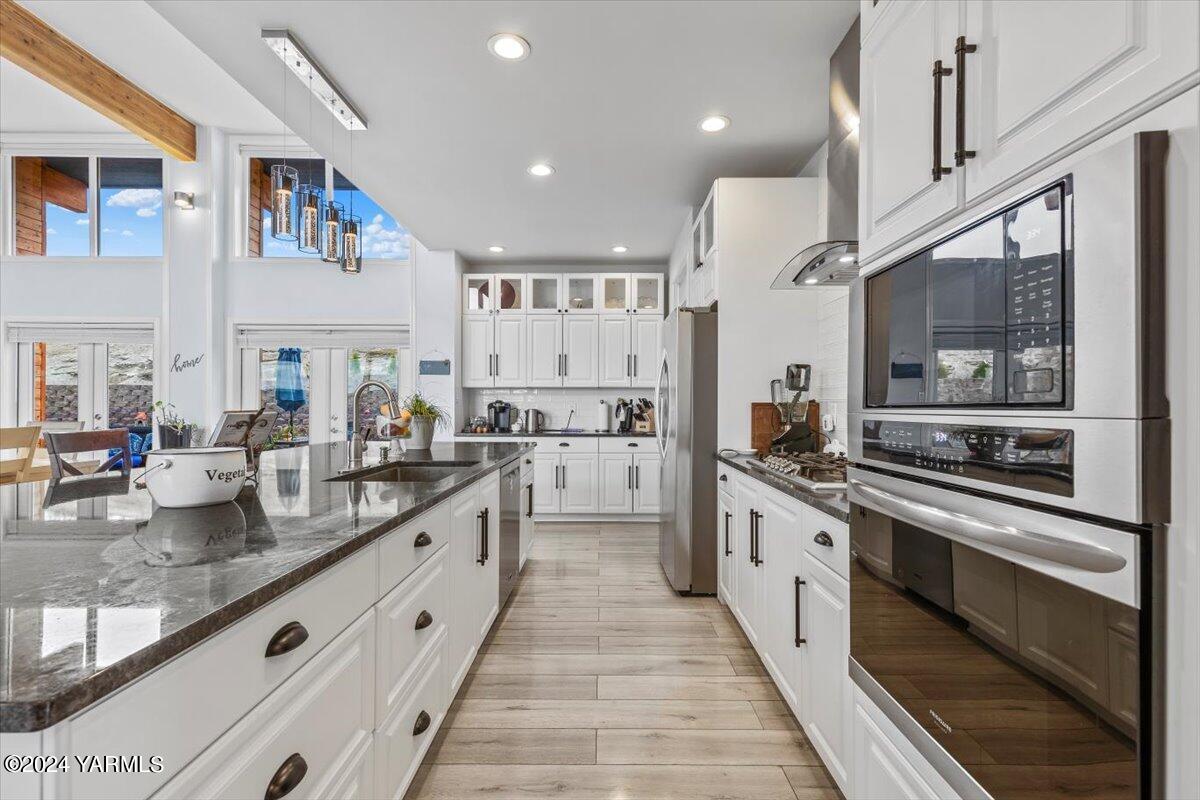 925 Goodlander Circle Selah, WA 98942 - Photo 12 of 37 a large kitchen with stainless steel appliances granite countertop lots of counter space and a sink