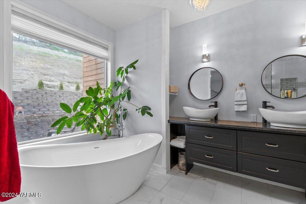 925 Goodlander Circle Selah, WA 98942 - Photo 18 of 37 a bathroom with a tub sink and mirror