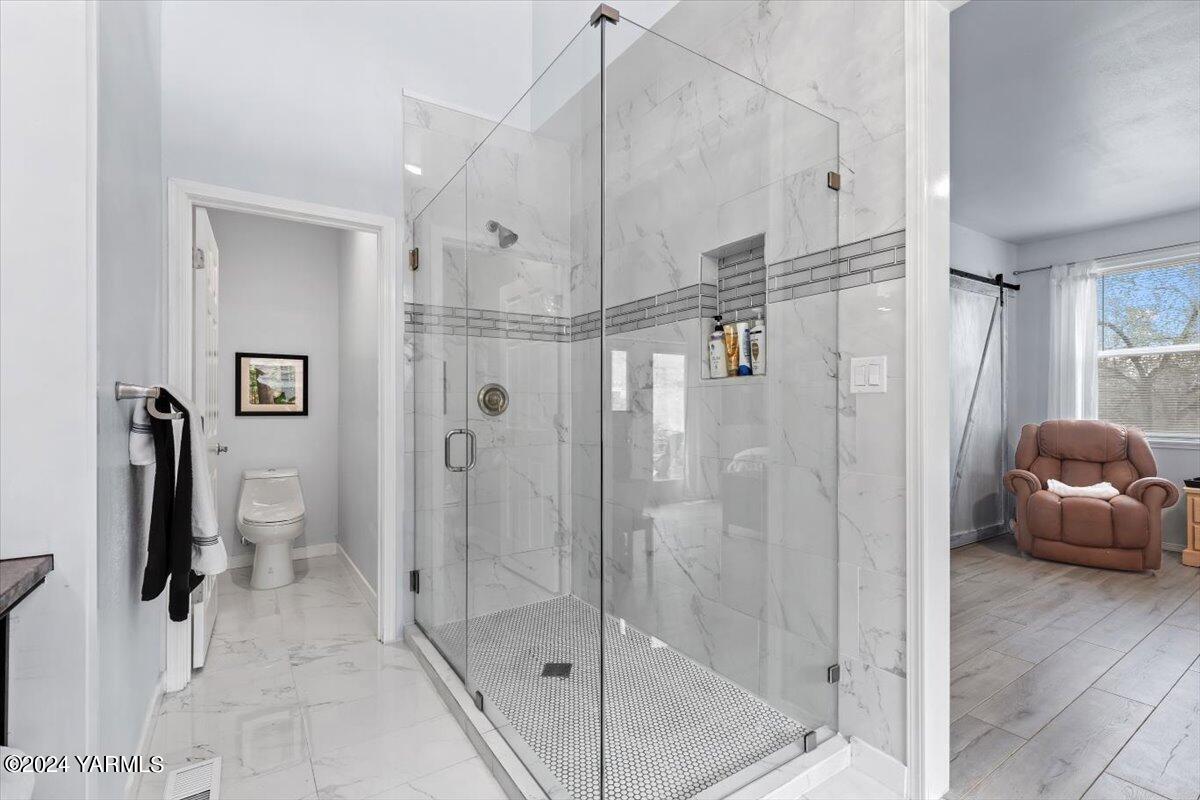 925 Goodlander Circle Selah, WA 98942 - Photo 20 of 37 a bathroom with a shower