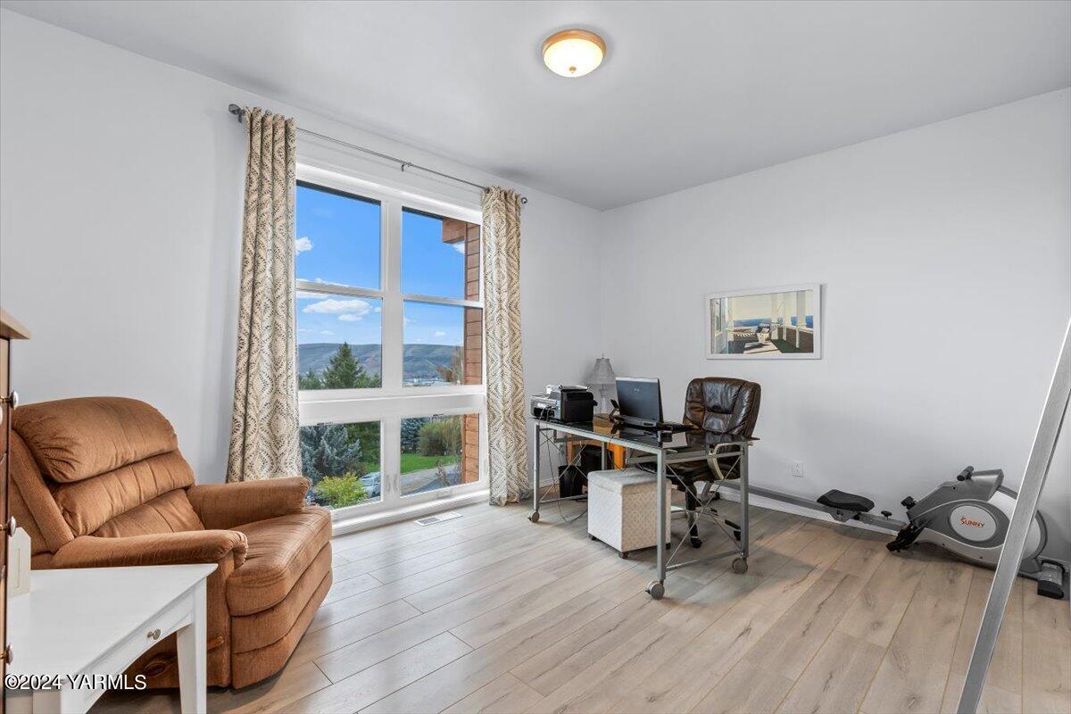 925 Goodlander Circle Selah, WA 98942 - Photo 21 of 37 a work room with furniture and a window