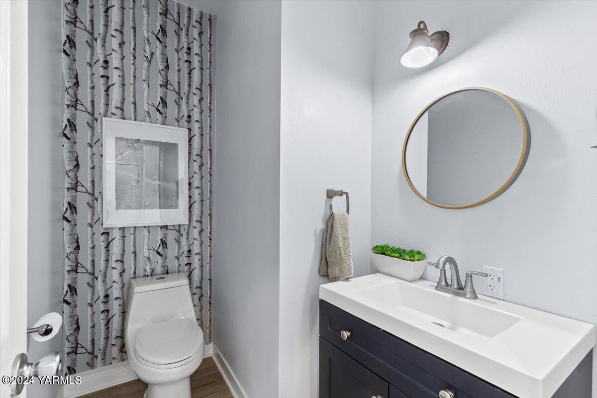 925 Goodlander Circle Selah, WA 98942 - Photo 26 of 37 a bathroom with a toilet sink and mirror