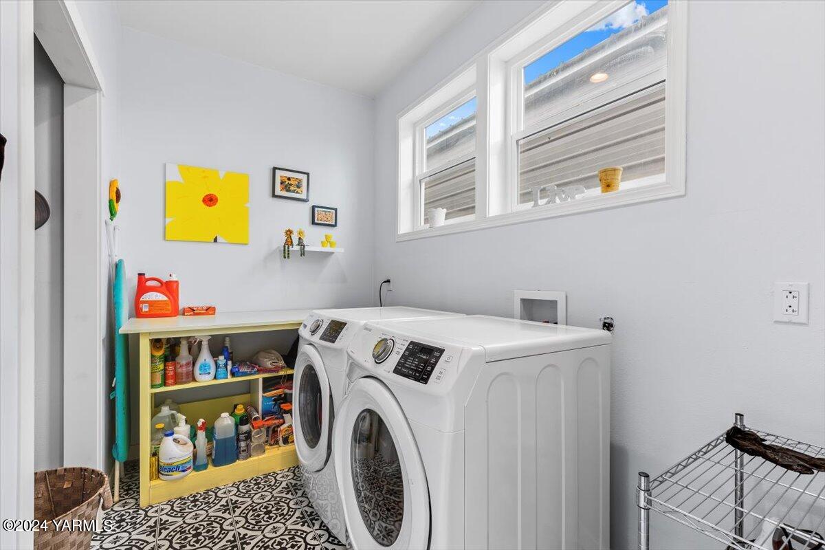 925 Goodlander Circle Selah, WA 98942 - Photo 27 of 37 a utility room with dryer and washer